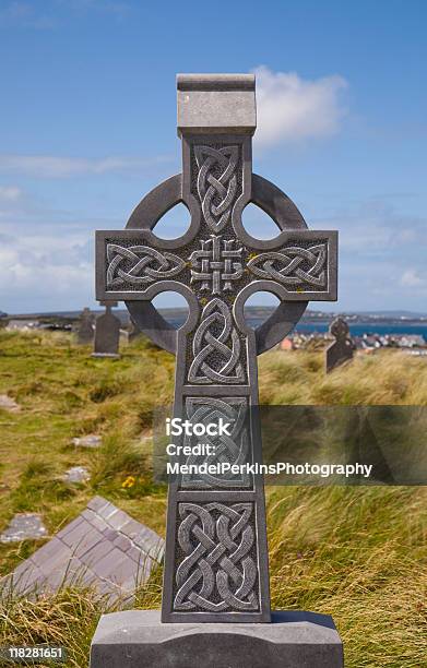 Keltisches Cross Stockfoto und mehr Bilder von Keltisches Kreuz - Keltisches Kreuz, Friedhof, Blau