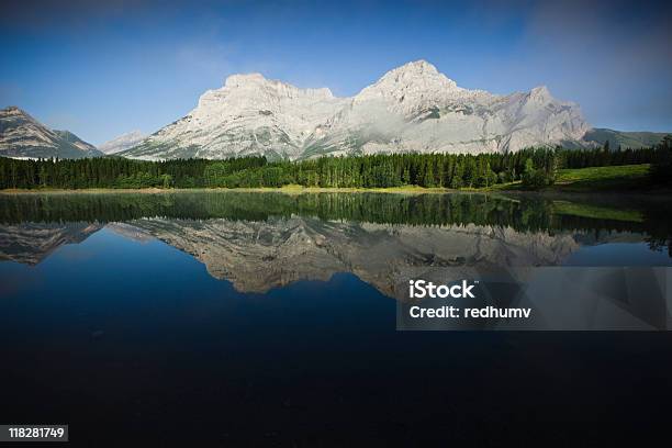 Mountain Reflexion Im Spiegel Lake Stockfoto und mehr Bilder von Baum - Baum, Berg, Bildhintergrund