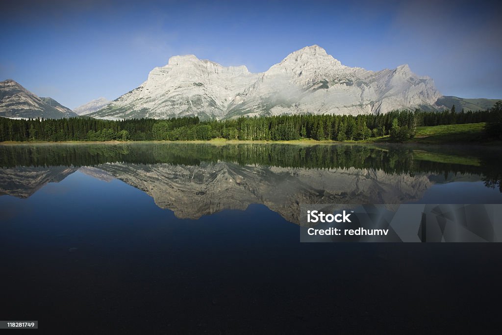 Lago de montanha reflexo em um espelho - Foto de stock de Alberta royalty-free