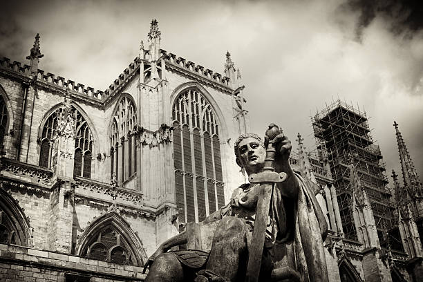 estátua do imperador romano constantine o grande, igreja monástica de york - emperor constantine emperor roman york england - fotografias e filmes do acervo