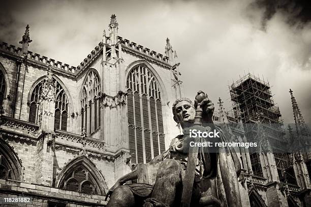 Estátua Do Imperador Romano Constantine A Grande Catedral York Minster - Fotografias de stock e mais imagens de Imperador