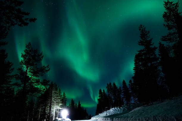 オーロラボレアリスを観察する観光客のための田舎を照る大きなランプ。 - star shape sky star aurora borealis ストックフォトと画像