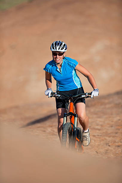 아름다운 female 탑승형 산악 자전거 on 모합, 코아윌라 트레일 - petrified sand dune 뉴스 사진 이미지
