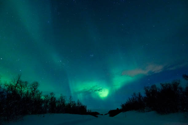 フィンランドの美しい雪の荒野に輝くカラフルなオーロラ。 - star shape sky star aurora borealis ストックフォトと画像