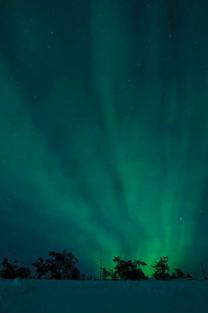 垂直:穏やかな雪の風景の上に現れる壮大なオーロラボレアリス。 - star shape sky star aurora borealis ストックフォトと画像