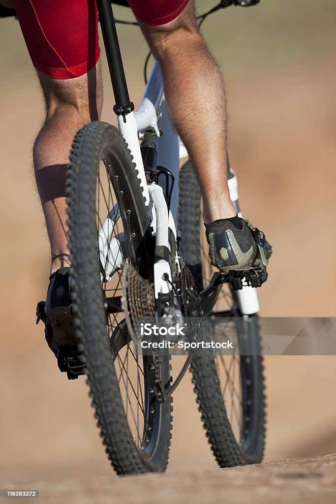 Close-Up di gambe pedala di Mountain bike bicicletta - Foto stock royalty-free di Bicicletta