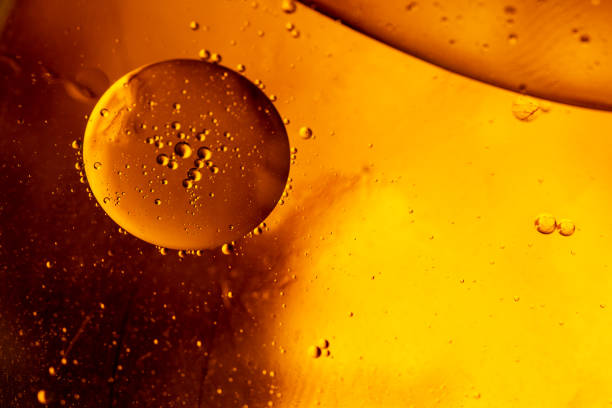 Abstract colorful background. Foam of Soap with Bubbles macro shot. Closeup bubbles in water. Oil drops on a water surface abstract background. Golden yellow bubble.Yellow water bubbles wallpaper fondo colorido abstracto. espuma de jabón con macro disparo de burbujas. burbujas de primer plano en el agua. el aceite cae sobre un fondo abstracto de la superficie del agua. burbuja amarilla dorada. fondo de pantalla de burbujas de agua amarilla