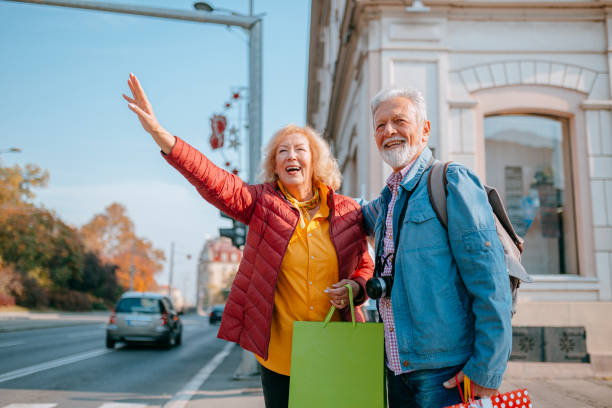 starszy przystojny brodaty mężczyzna opuszcza centrum handlowe z żoną - senior adult outdoors physical activity mode of transport zdjęcia i obrazy z banku zdjęć