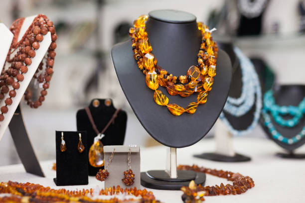 joyería para mujer de ámbar en una joyería - costume jewelry fotografías e imágenes de stock