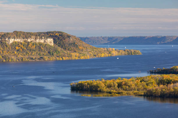 istock Mississippi River In Autumn 1182843124