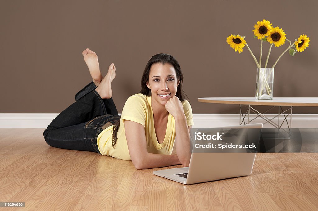 Mujer joven trabajando en la computadora portátil - Foto de stock de 20 a 29 años libre de derechos