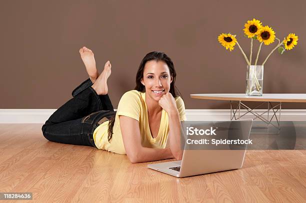 Mujer Joven Trabajando En La Computadora Portátil Foto de stock y más banco de imágenes de 20 a 29 años - 20 a 29 años, 20-24 años, 25-29 años