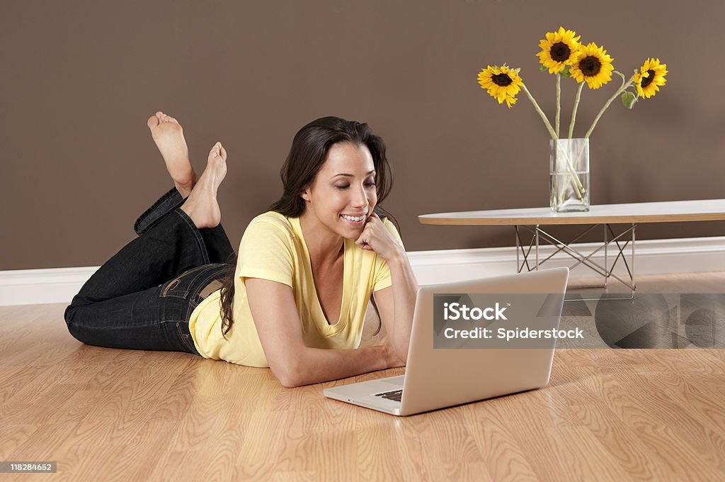 Jovem mulher a trabalhar no computador portátil - Royalty-free 20-24 Anos Foto de stock
