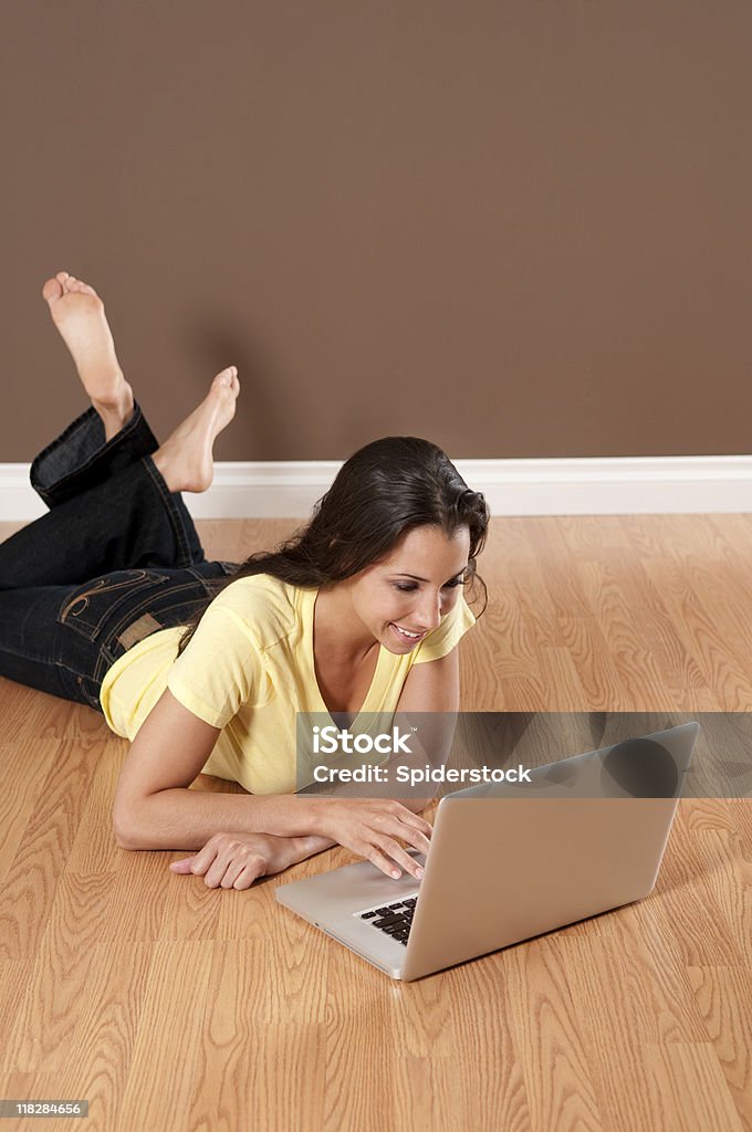 Jovem mulher trabalhando no Laptop - Foto de stock de 20 Anos royalty-free