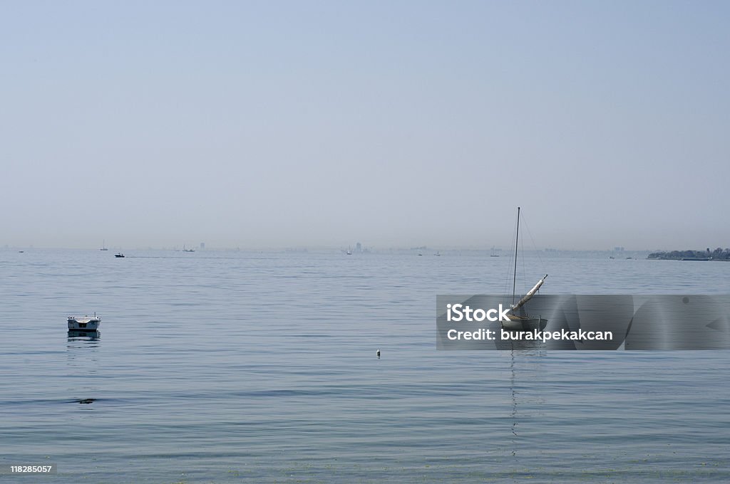 Piccole imbarcazioni ormeggiate sul mare, estate, Turchia, Istanbul - Foto stock royalty-free di Albero maestro