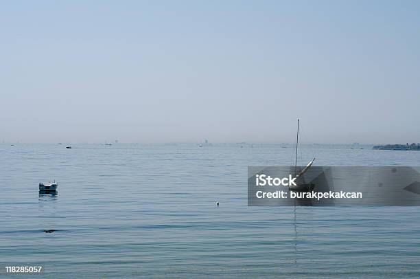 Piccole Imbarcazioni Ormeggiate Sul Mare Estate Turchia Istanbul - Fotografie stock e altre immagini di Albero maestro