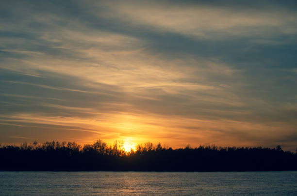 オムスク地方のイルティシュ川に沈む夕日 - irtysh river ストックフォトと画像