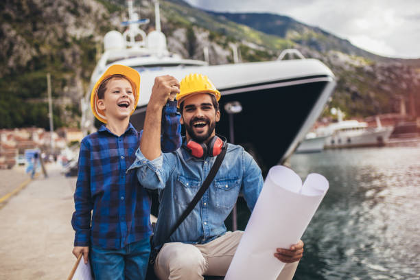 engenheiro do porto com seu filho que prende o papel - industrial ship dock worker engineer harbor - fotografias e filmes do acervo