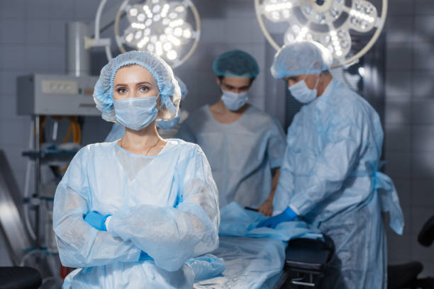 手術室の外科制服の深刻な集中した女性の外科医。 - scrubs surgeon standing uniform ストックフォトと画像