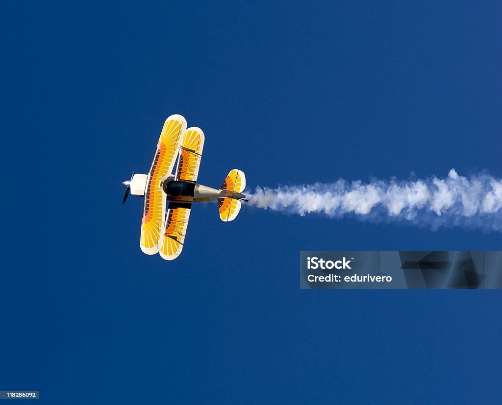 Acrobatica Aereo in volo - Foto stock royalty-free di Acrobatica aerea
