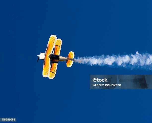 Acrobatica Aereo In Volo - Fotografie stock e altre immagini di Acrobatica aerea - Acrobatica aerea, Acrobazia, Aeroplano