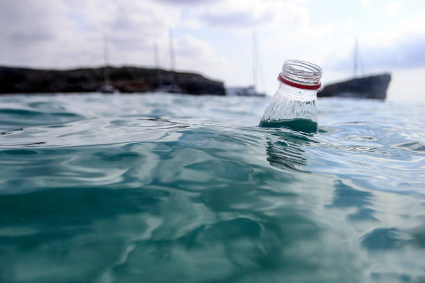 odpady z tworzyw sztucznych - dirty water zdjęcia i obrazy z banku zdjęć