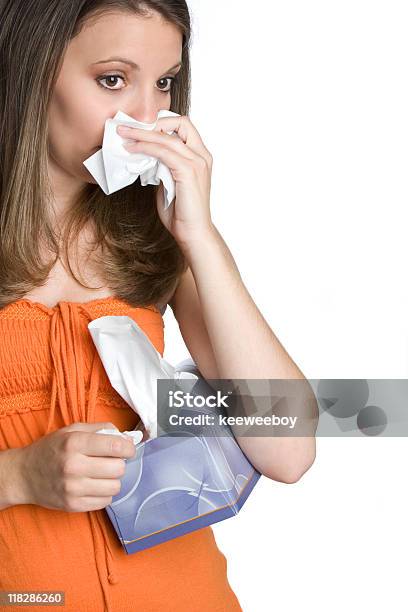 Женщина С Холодной — стоковые фотографии и другие картинки Бумажный носовой платок - Бумажный носовой платок, Ящик, Болезнь