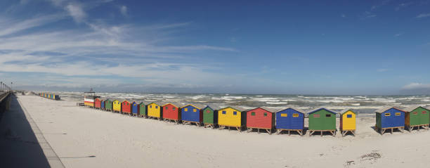 красочные пляжные хаты на пляже муйзенберг вдоль садового маршрута недалеко от кейптауна, южная африка. - south africa cape town panoramic the garden route стоковые фото и изображения