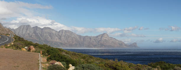 пейзажи океанской и горной природы вдоль шоссе садового пути возле кейптауна, южная африка. - south africa cape town panoramic the garden route стоковые фото и изображения