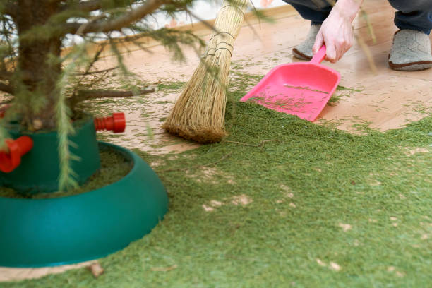 pulizia del pavimento dagli aghi secchi caduti degli alberi di natale dopo le vacanze di capodanno - tree removing house damaged foto e immagini stock