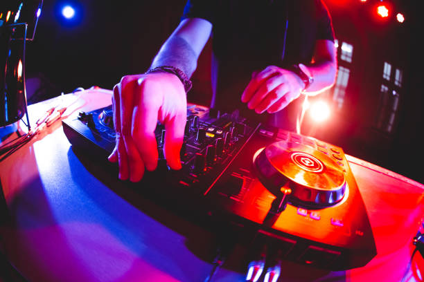 dj spielt und mischt musik auf party - party dj turntable mixing human hand stock-fotos und bilder