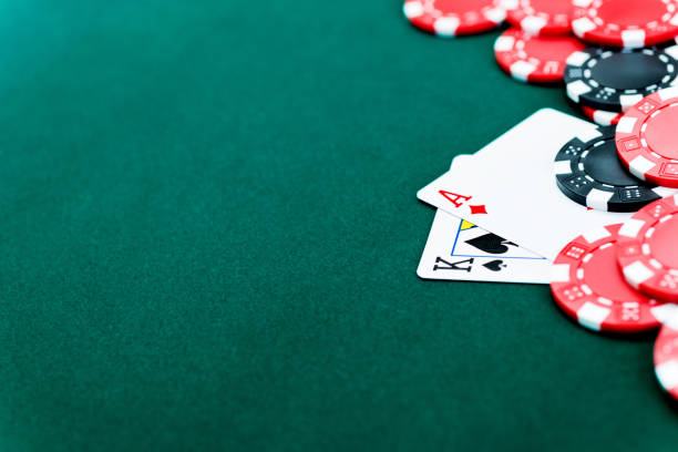 as i król z żetonami pokerowymi - cards poker king card green zdjęcia i obrazy z banku zdjęć