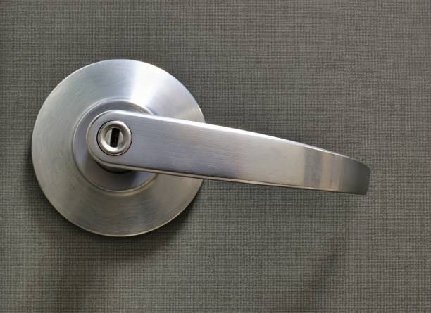 maniglia moderna con serratura a chiave. - keyhole door wood office foto e immagini stock