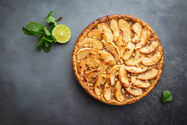 домашний яблочный пирог - apple pie apple baked cinnamon стоковые фото и изображения