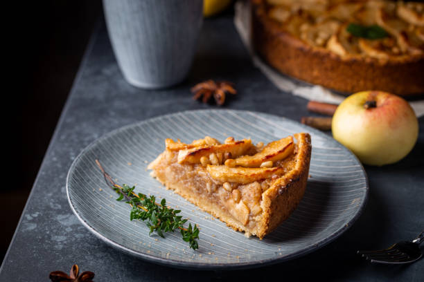 fetta di torta di mele - apple pie apple baked cinnamon foto e immagini stock