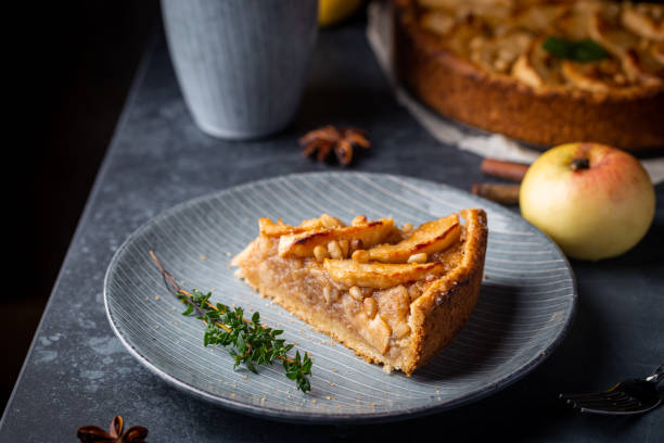 кусочек яблочного пирога - apple pie apple baked cinnamon стоковые фото и изображения