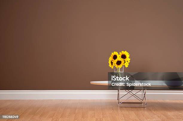 Sala De Estar Foto de stock y más banco de imágenes de Girasol - Girasol, Rodapié, Amarillo - Color