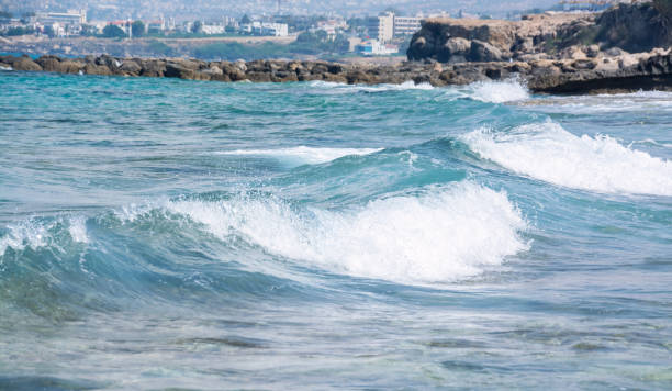 キプロスの火山海岸にターコイズブルーの海の波と地中海の海景 - cyprus paphos storm sea ストックフォトと画像