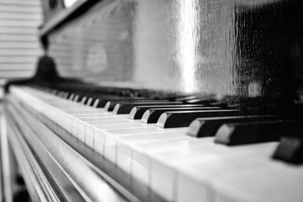 istock Old and vintage piano keyboard in perspective 1182886138