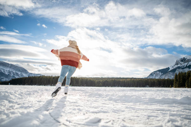 vacances d'hiver - snowshoeing snowshoe women shoe photos et images de collection