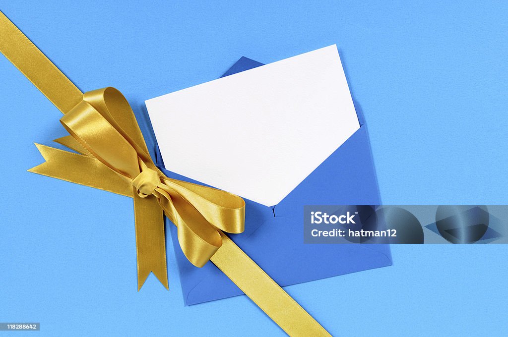 Синий и золотой подарок с пустым приветствия карты - Стоковые фото Без людей роялти-фри