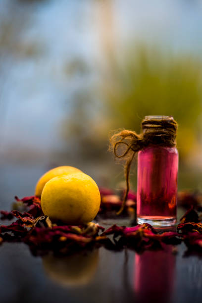 Best cheap DIY face mask for acne scars of multani mitti or fuller's earth or mulpani mitti on the wooden surface consisting of lemon juice, fuller's earth, and some rose water also. mejor mascarilla de dique barato para cicatrices de acné de flanículo multani o la tierra más completa o manto subió a varios en la superficie de madera que consiste en jugo de limón, tierra de fuller, y un poco de agua de rosas también.
