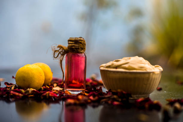 Best cheap DIY face mask for acne scars of multani mitti or fuller's earth or mulpani mitti on the wooden surface consisting of lemon juice, fuller's earth, and some rose water also. mejor mascarilla de dique barato para cicatrices de acné de flanículo multani o la tierra más completa o manto subió a varios en la superficie de madera que consiste en jugo de limón, tierra de fuller, y un poco de agua de rosas también.