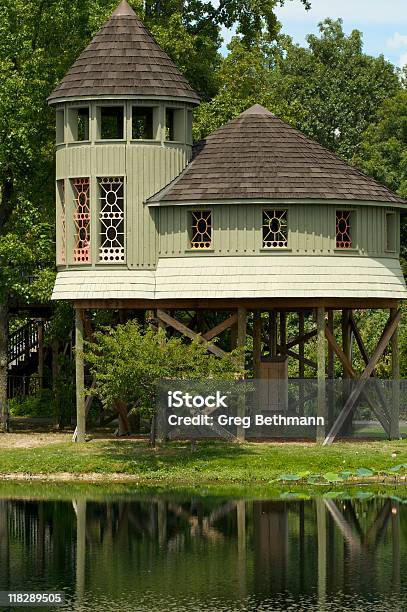 Treehouse Über Den Teich Stockfoto und mehr Bilder von Baumhaus - Baumhaus, Verziert, Baum