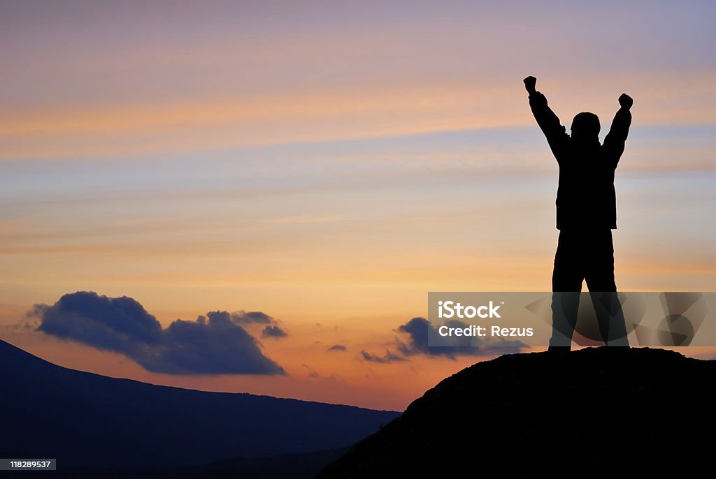 Uomo sulla roccia - Foto stock royalty-free di Stare in piedi