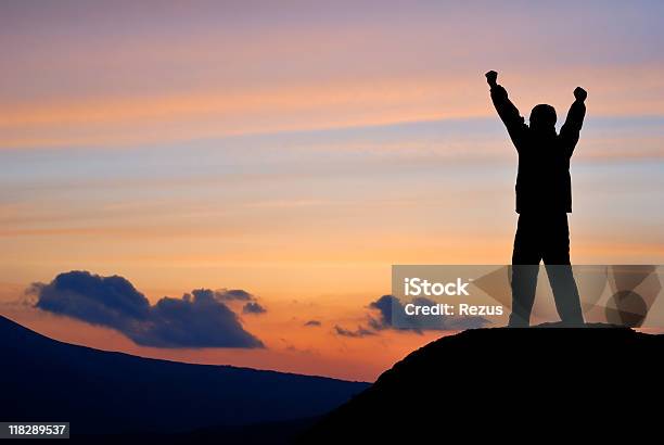 Uomo Sulla Roccia - Fotografie stock e altre immagini di Stare in piedi - Stare in piedi, Illuminato, Notte