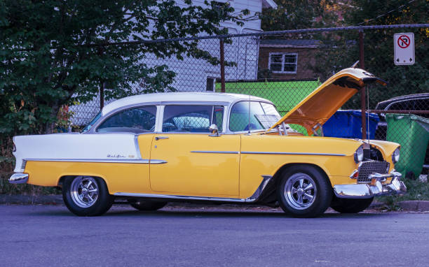 chevrolet bel air (1955) - retro revival cruise hood car foto e immagini stock