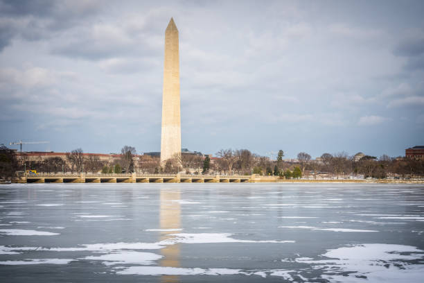 istock View on washington monument at winter 1182903109