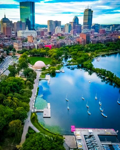 bella immagine aerea che si affaccia sullo skyline di boston seduto sul charles - boston charles river skyline massachusetts foto e immagini stock