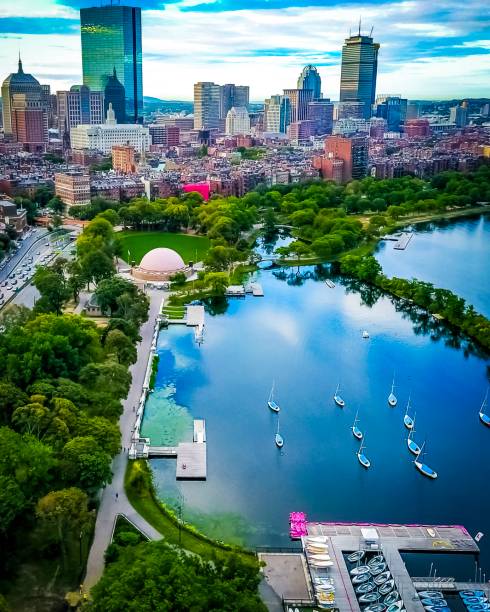 チャールズに座っているボストンのスカイラインを見下ろす美しい航空写真 - boston massachusetts new england back bay ストックフォトと画像